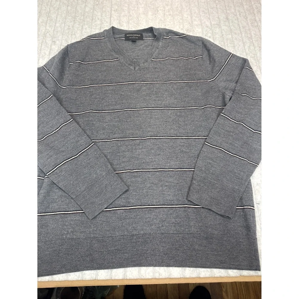Banana Republic Mens XL Gray Striped 100% Merino‎ Wool V-Neck Sweater